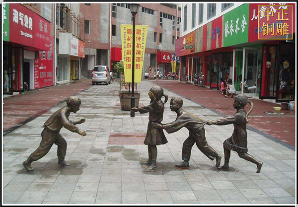 小孩玩耍商業(yè)街街雕塑