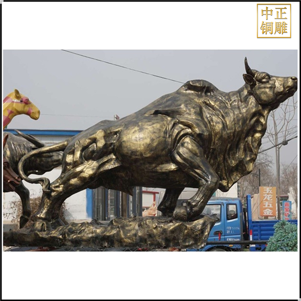 開(kāi)荒牛銅雕塑