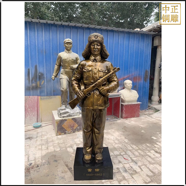 雷鋒抱搶人物銅雕塑