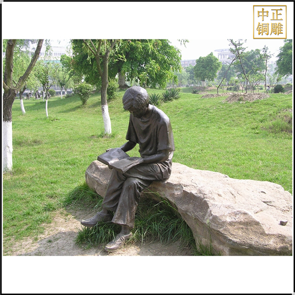 看書(shū)學(xué)習(xí)校園雕塑圖片