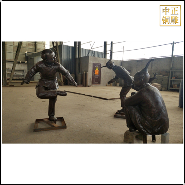 三個(gè)小孩踢毽子人物銅雕塑