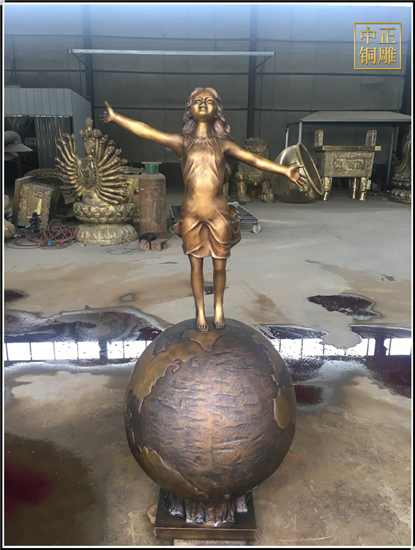 5西方小女孩銅雕塑.jpg