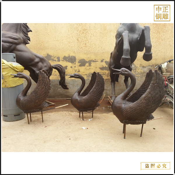 草坪商場(chǎng)銅天鵝擺件鑄造