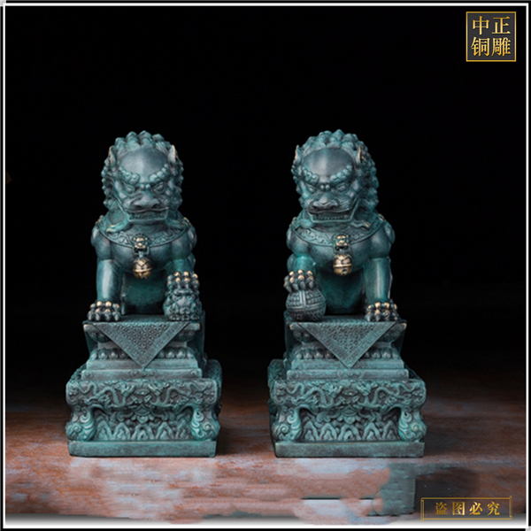 一對(duì)小型銅獅子雕塑擺件