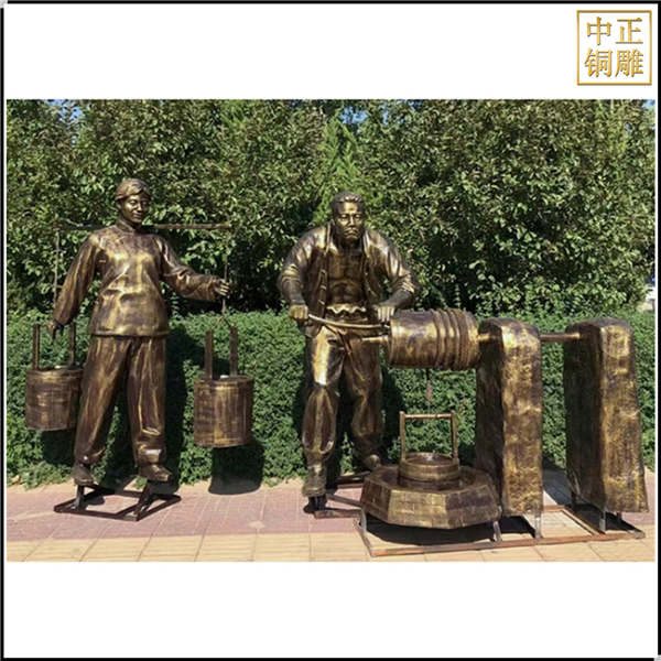 男子打水人物銅雕塑