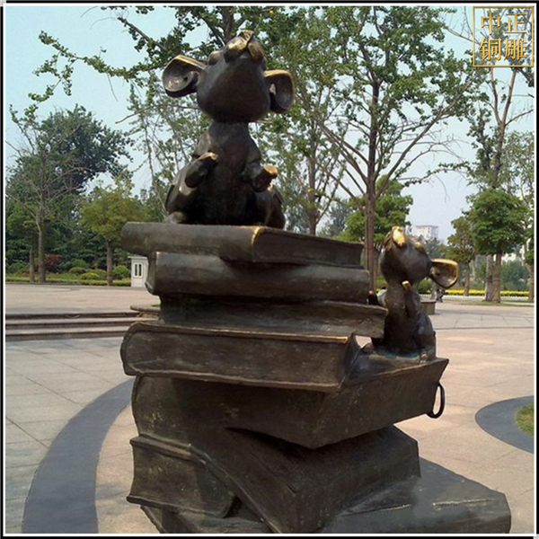廣場(chǎng)小兔子書籍銅雕塑