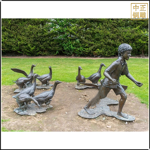 小孩喂鴿子銅雕塑